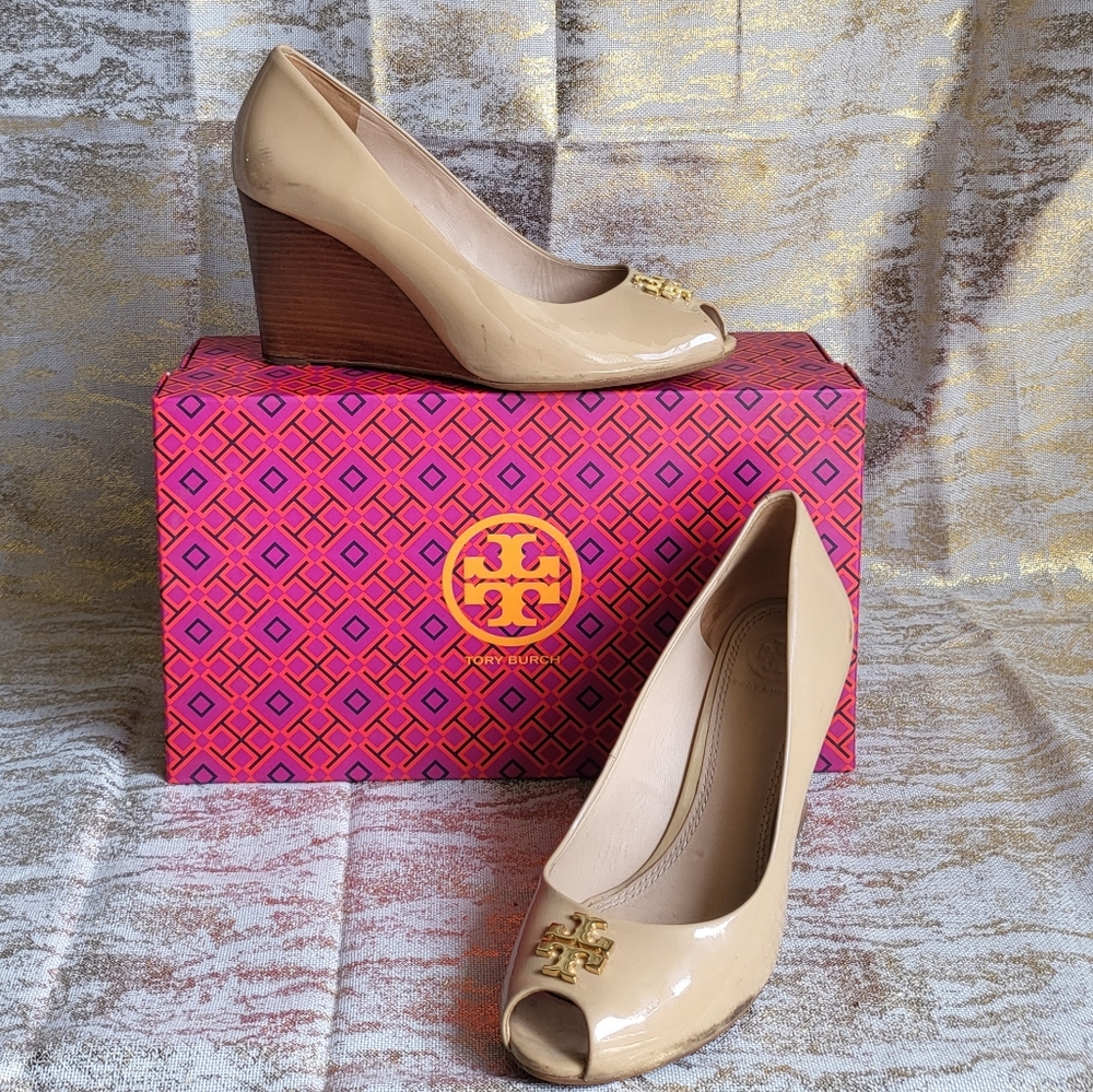 Tory Burch Jade 85mm peep toe wedge in Beige patent leather